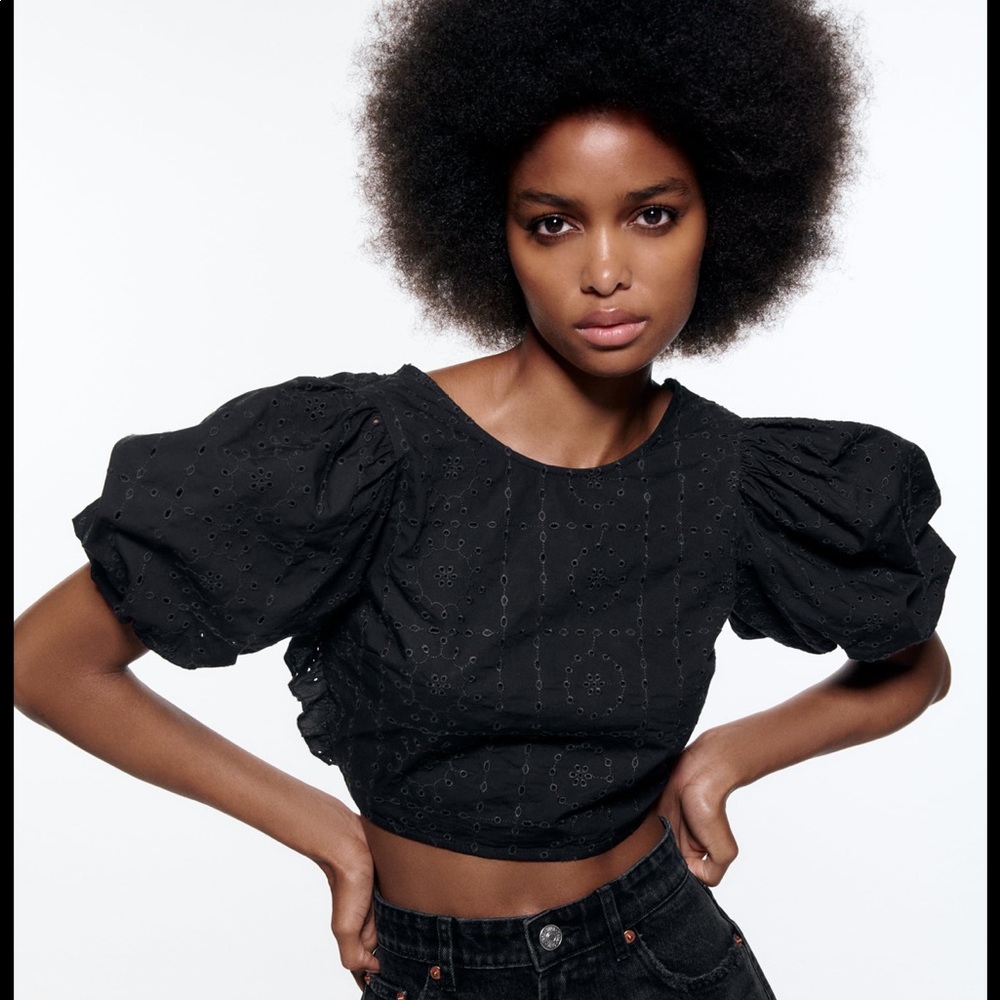 Zara - NWT Blcky eyelet crop top with tie back detail sz S